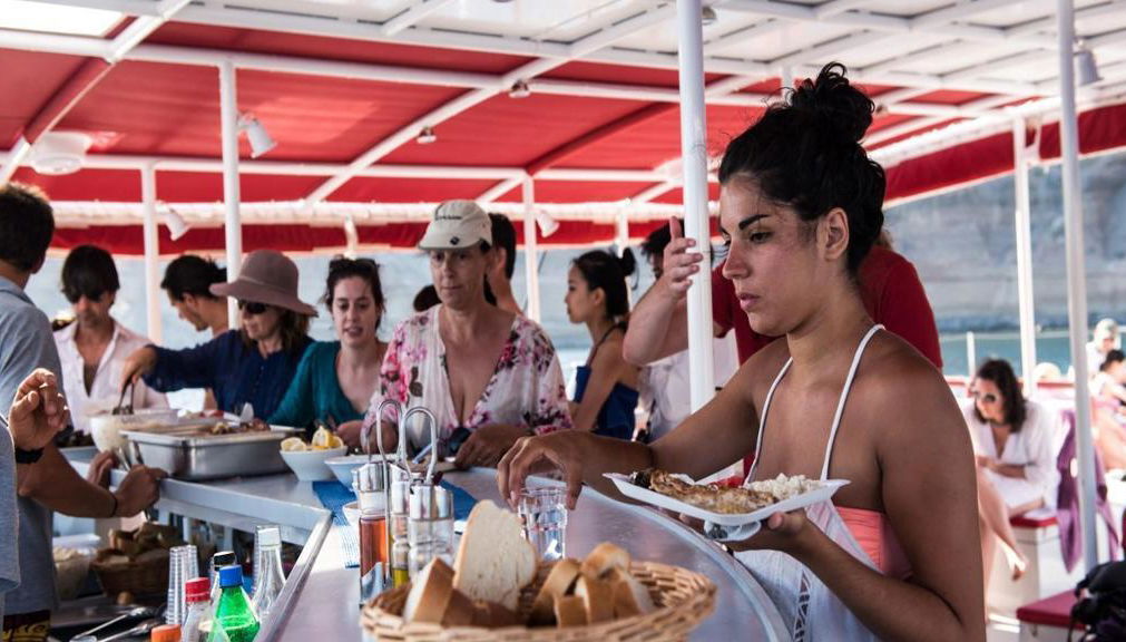 Crociera mattutina, tour delle cantine e tramonto nel villaggio di Oia - Tour di un'intera giornata - Foto 1